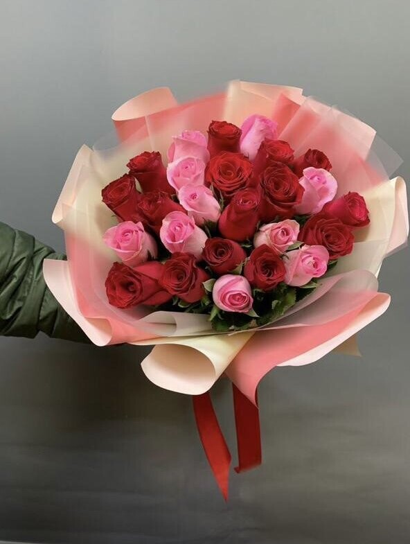 Букет из 25 роз, артикул F1381017 - 7013 рублей, доставка по городу. Flawery - доставка цветов