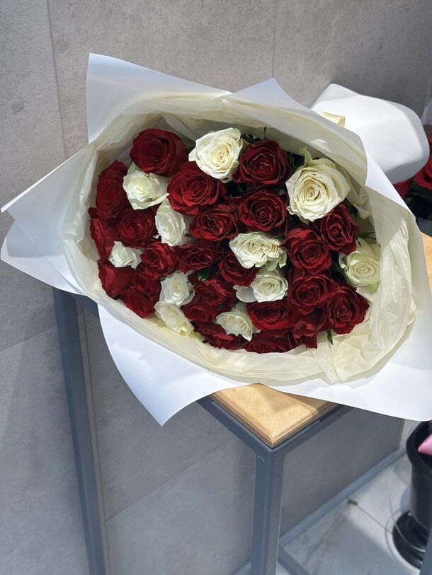 35 роз красно-белые, артикул F1381075 - 9515 рублей, доставка по городу. Flawery - доставка цветов