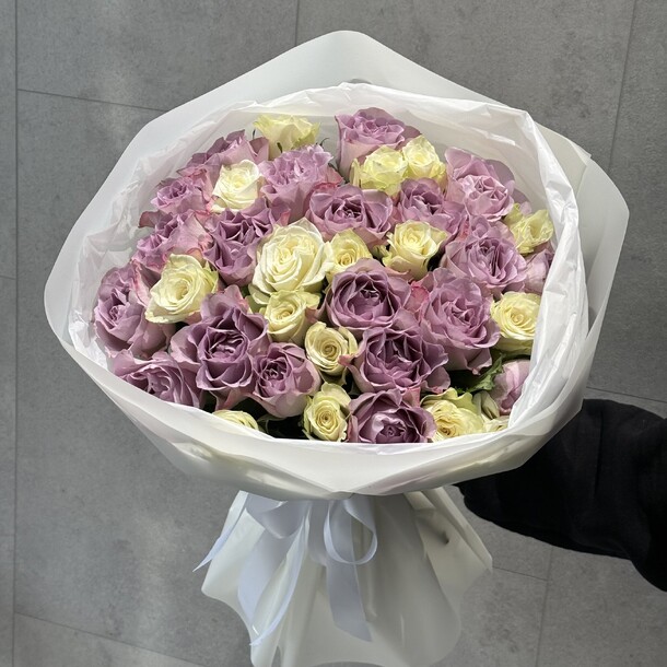 35 лавандово-белых роз, артикул F1381105 - 9515 рублей, доставка по городу. Flawery - доставка цветов