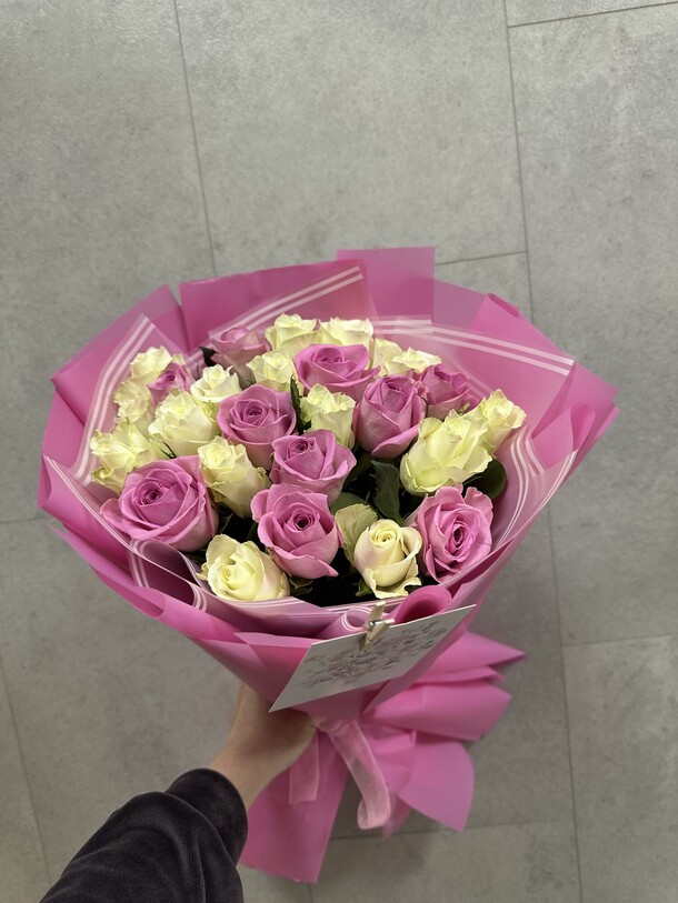 Букет из роз с открыткой, артикул F1384887 - 7040 рублей, доставка по городу. Flawery - доставка цветов