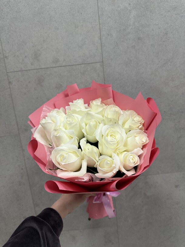 Букет из белых роз, артикул F1384894 - 6050 рублей, доставка по городу. Flawery - доставка цветов