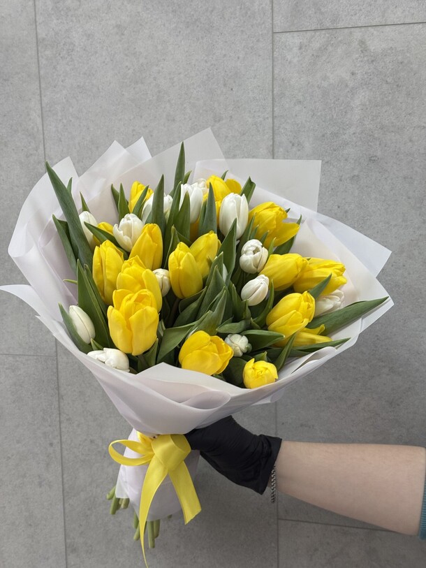 35 тюльпанов, артикул F1393895 - 12375 рублей, доставка по городу. Flawery - доставка цветов