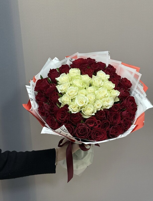 Букет сердце 55 роз, артикул F1402178 - 16720 рублей, доставка по городу. Flawery - доставка цветов