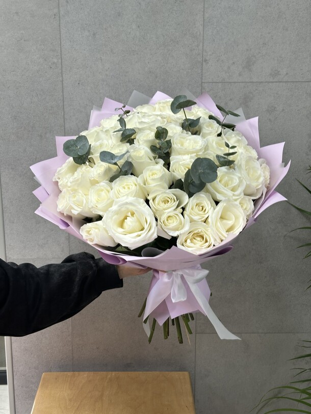 51 роза с эвкалиптом, артикул F1403086 - 18480 рублей, доставка по городу. Flawery - доставка цветов