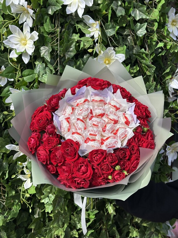 Букет с конфетами, артикул F1403087 - 8470 рублей, доставка по городу. Flawery - доставка цветов