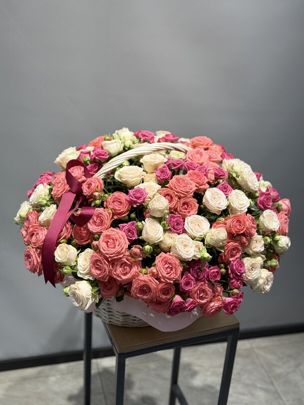 Корзинка с кустовыми розами, артикул F1404838 - 31433 рублей, доставка по городу. Flawery - доставка цветов