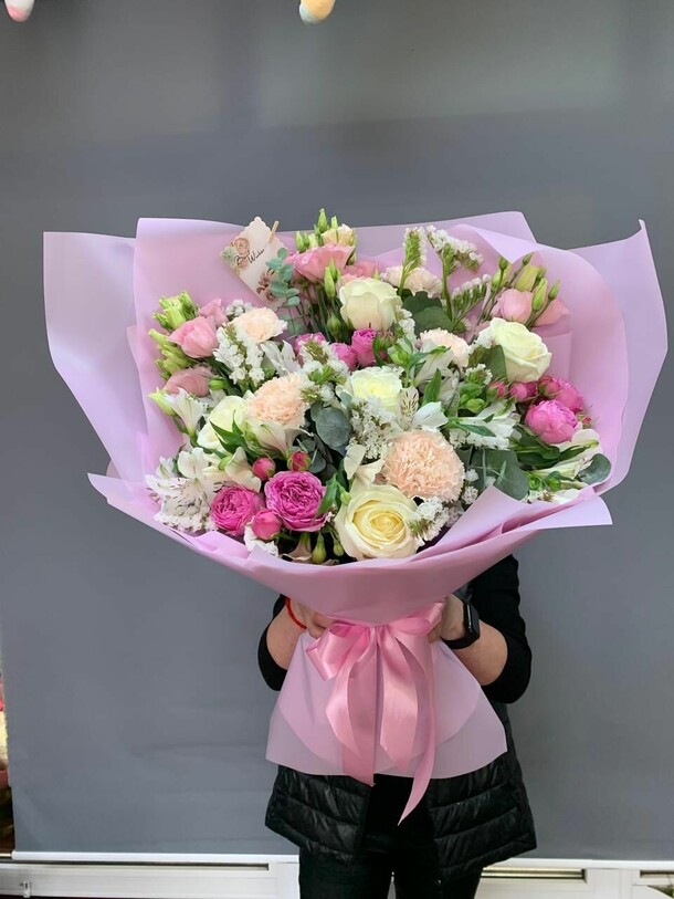 Сборный букет со статицей, артикул F1404973 - 14080 рублей, доставка по городу. Flawery - доставка цветов