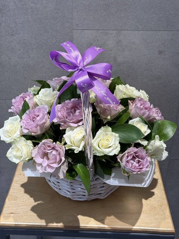 Корзинка с розами, артикул F1405408 - 8993 рублей, доставка по городу. Flawery - доставка цветов