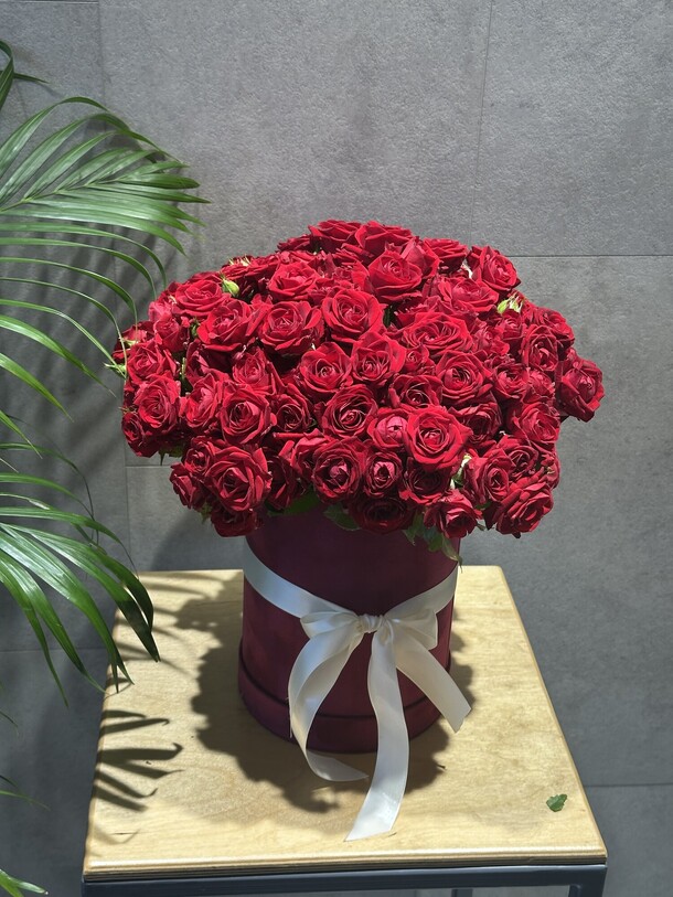 Кустовые розы в коробке, артикул F1405557 - 8470 рублей, доставка по городу. Flawery - доставка цветов