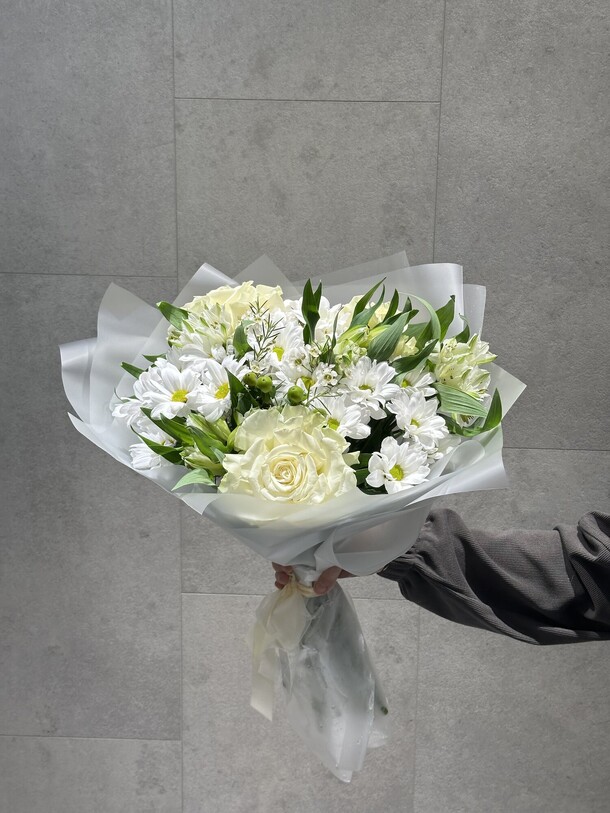 Букет с альстромерией и французской розой, артикул F1407429 - 8580 рублей, доставка по городу. Flawery - доставка цветов