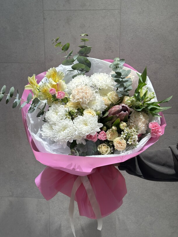 Сборный букет с хризантемой и эвкалиптом, артикул F1407430 - 9130 рублей, доставка по городу. Flawery - доставка цветов