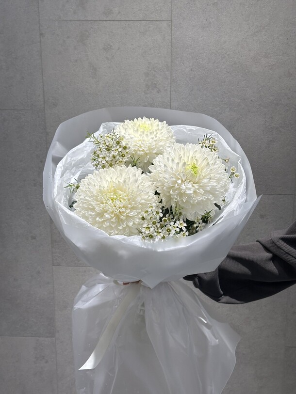 Букет из 3 одноголовых хризантем, артикул F1407432 - 5280 рублей, доставка по городу. Flawery - доставка цветов