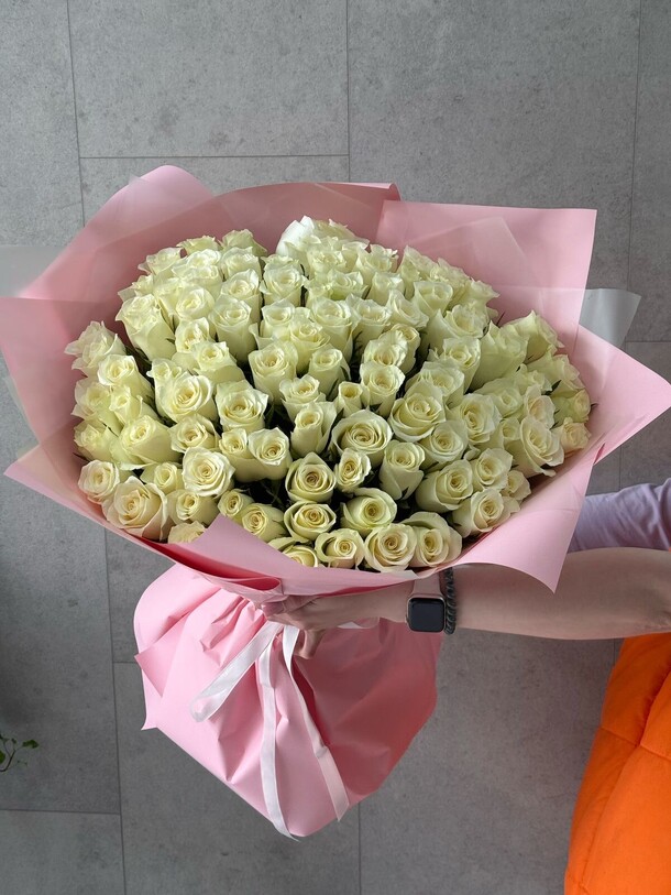 Букет из 101 белой розы, артикул F1408721 - 29700 рублей, доставка по городу. Flawery - доставка цветов