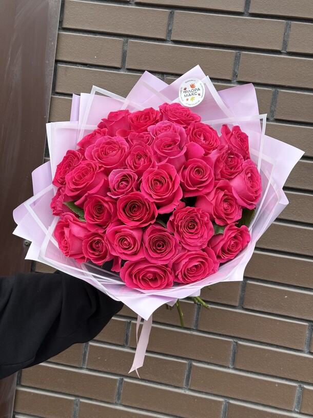 Букет из малиновых роз, артикул F1415522 - 12375 рублей, доставка по городу. Flawery - доставка цветов