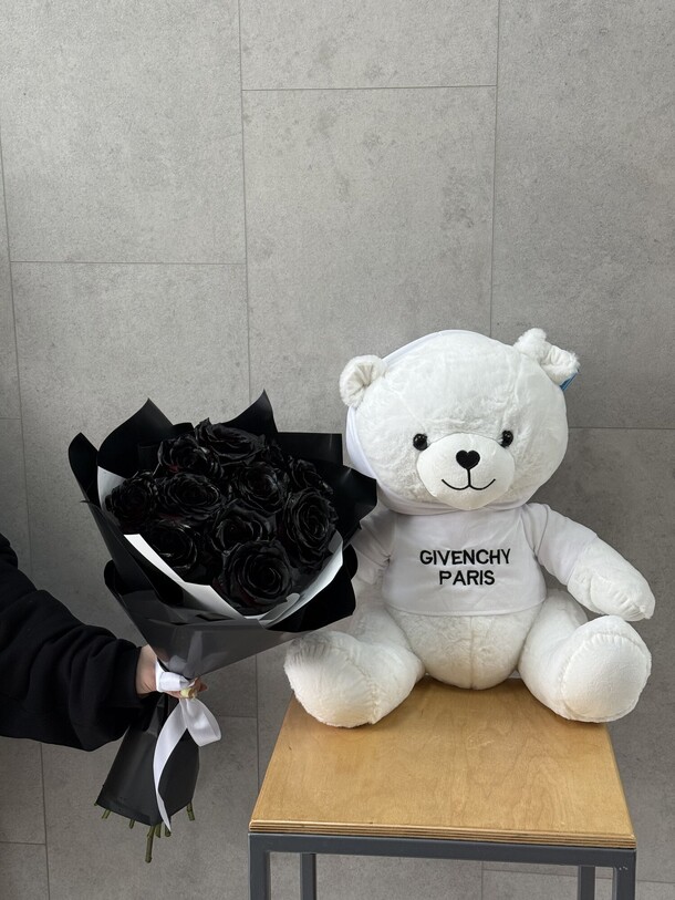 Букет и мишка, артикул F1417710 - 10450 рублей, доставка по городу. Flawery - доставка цветов