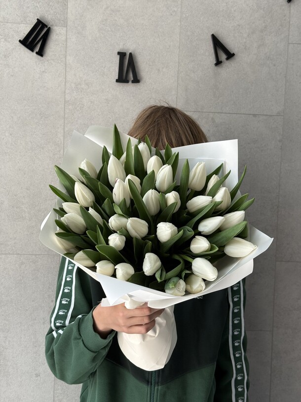 Букет из белоснежных тюльпанов, артикул F1420213 - 12375 рублей, доставка по городу. Flawery - доставка цветов
