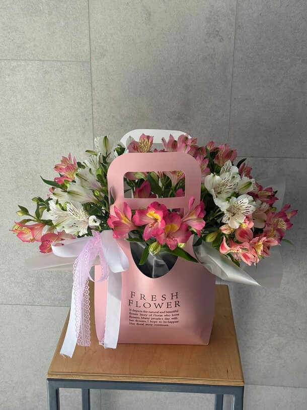 Сумочка из 11 альстромерий с пышным бантом, артикул F1421996 - 6050 рублей, доставка по городу. Flawery - доставка цветов