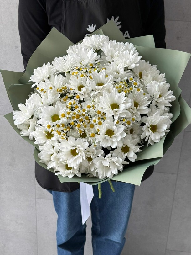 Букет из хризантемы и танацетума, артикул F1421999 - 7590 рублей, доставка по городу. Flawery - доставка цветов