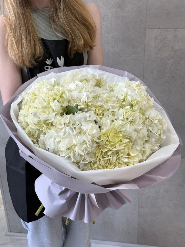 Букет из 9 белых гортензий, артикул F1422000 - 12760 рублей, доставка по городу. Flawery - доставка цветов