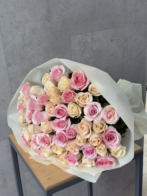 51 роза, артикул F1423724 - 17655 рублей, доставка по городу. Flawery - доставка цветов