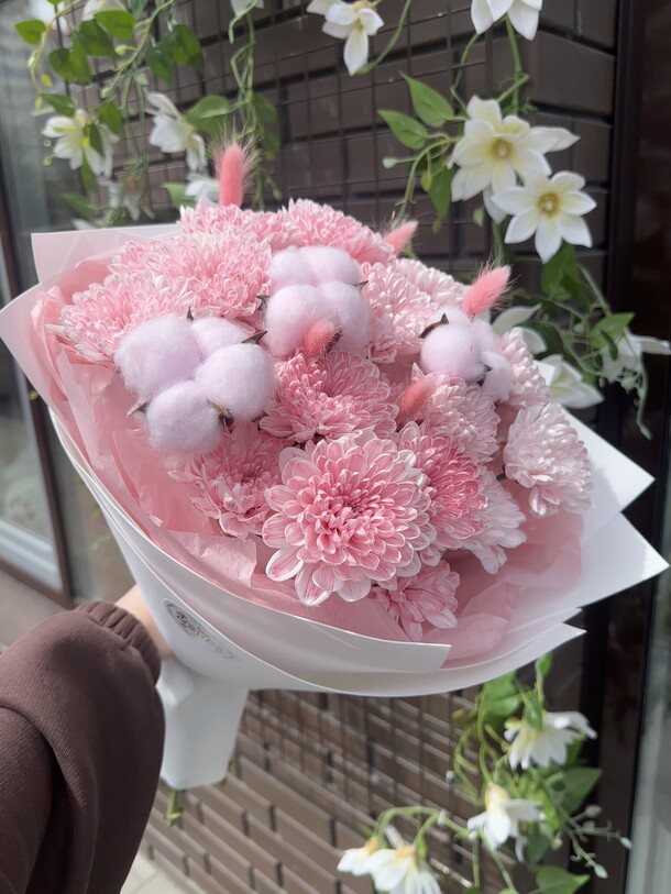 Букет из хризантем и хлопка, артикул F1428914 - 4125 рублей, доставка по городу. Flawery - доставка цветов