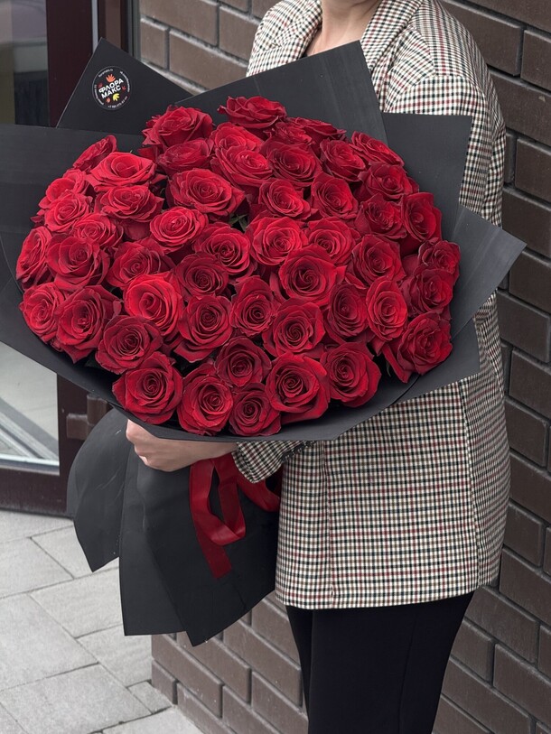 51 роза высокая 60 см, артикул F1432449 - 26070 рублей, доставка по городу. Flawery - доставка цветов