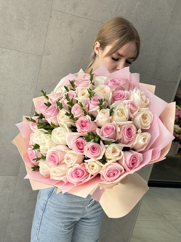 51 роза нежная, артикул F1436439 - 18480 рублей, доставка по городу. Flawery - доставка цветов