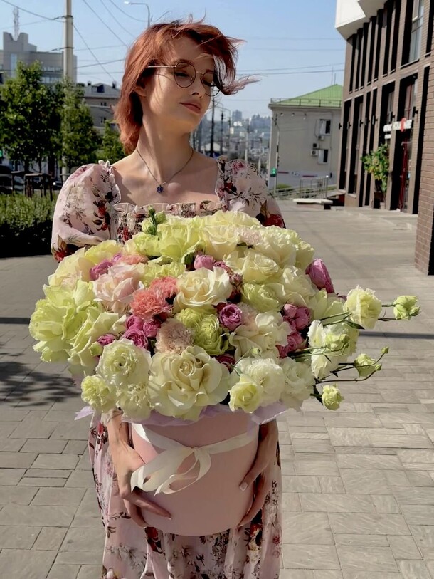 Коробка с цветами, артикул F1437833 - 24255 рублей, доставка по городу. Flawery - доставка цветов