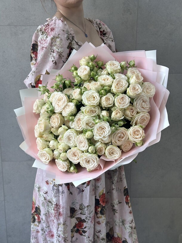 Букетик из кустовых роз, артикул F1437924 - 11990 рублей, доставка по городу. Flawery - доставка цветов