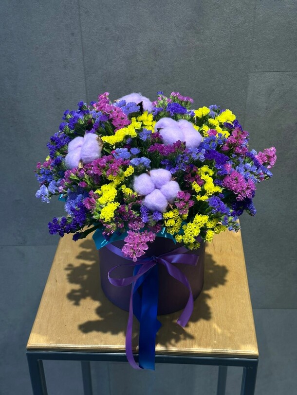 Статица в коробке, артикул F1446201 - 7425 рублей, доставка по городу. Flawery - доставка цветов