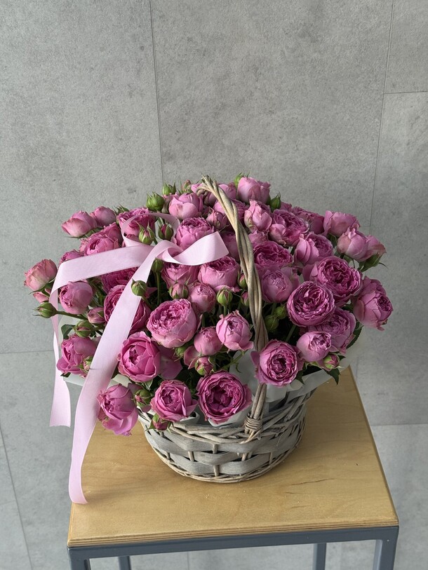 Кустовые розы в корзинке, артикул F1447791 - 14768 рублей, доставка по городу. Flawery - доставка цветов