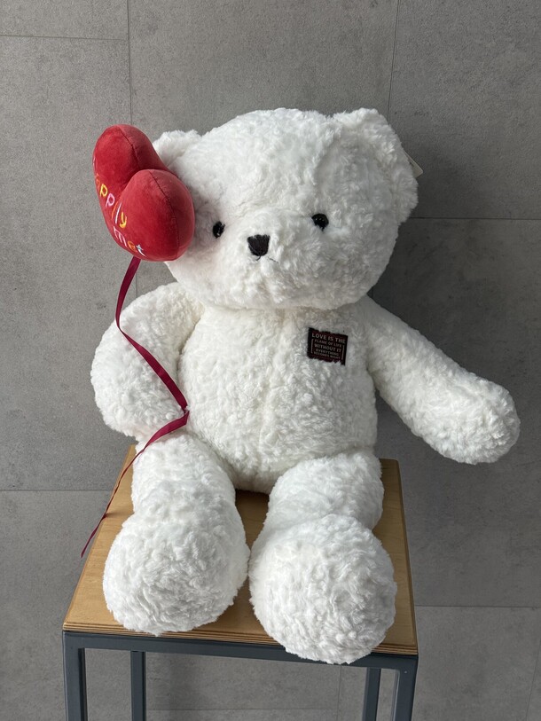 Белый мишка с шариком, артикул F1456152 - 4125 рублей, доставка по городу. Flawery - доставка цветов