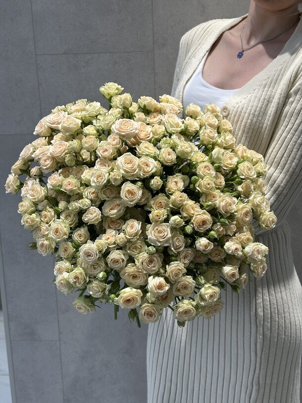 Кустовая роза «яна», артикул F1477193 - 18810 рублей, доставка по городу. Flawery - доставка цветов