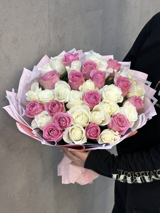 Нежный букет из 35 роз, артикул F1501034 - 9680 рублей, доставка по городу. Flawery - доставка цветов