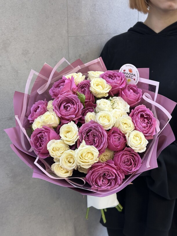 Букет из кустовых роз, артикул F1512673 - 7590 рублей, доставка по городу. Flawery - доставка цветов