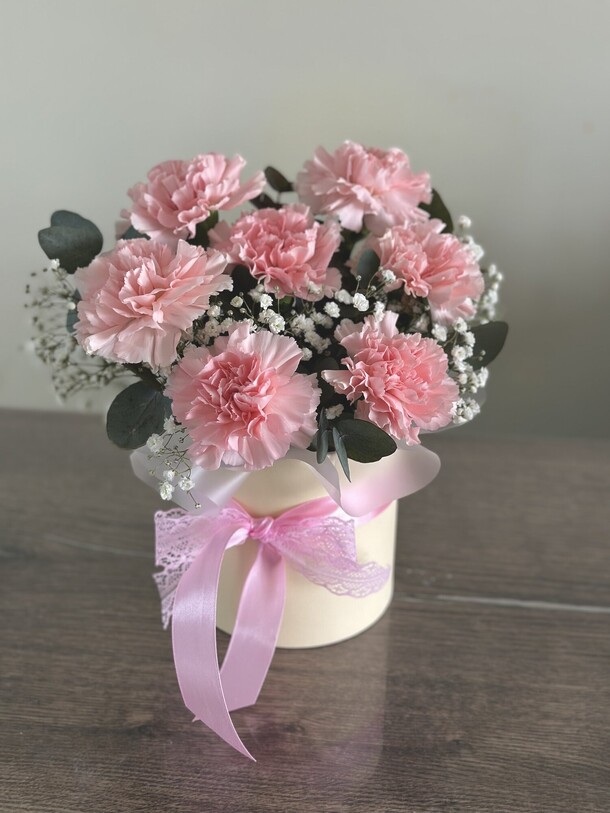 Диантусы в коробке, артикул F1429637 - 2500 рублей, доставка по городу. Flawery - доставка цветов