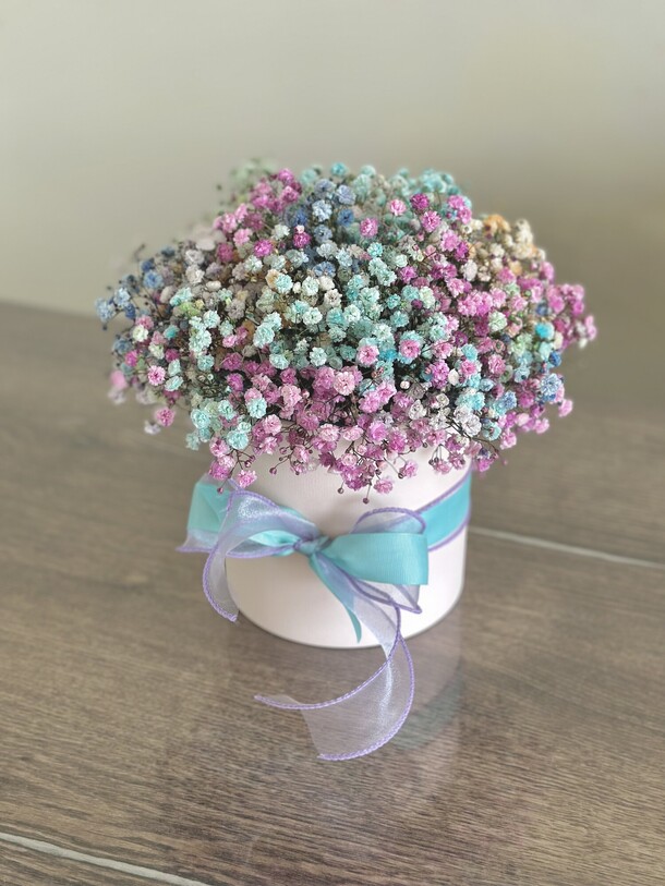 Яркая гипсофила в коробке, артикул F1437013 - 2300 рублей, доставка по городу. Flawery - доставка цветов