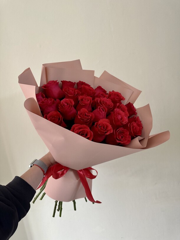 Букет из алых роз, артикул F1445990 - 9000 рублей, доставка по городу. Flawery - доставка цветов