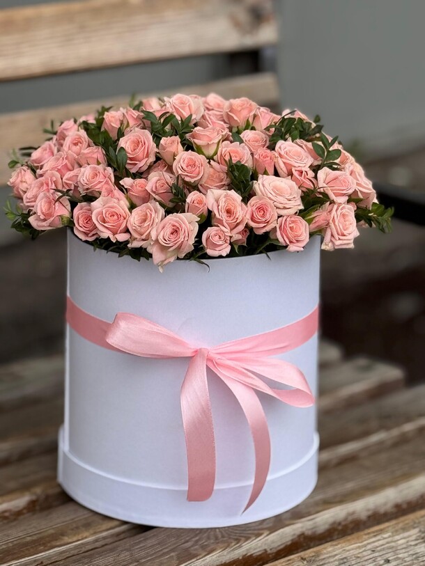 Кустовые розы в коробке, артикул F1340049 - 13297 рублей, доставка по городу. Flawery - доставка цветов