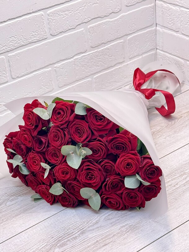 31 красная роза с зеленью, артикул F1340322 - 9000 рублей, доставка по городу. Flawery - доставка цветов