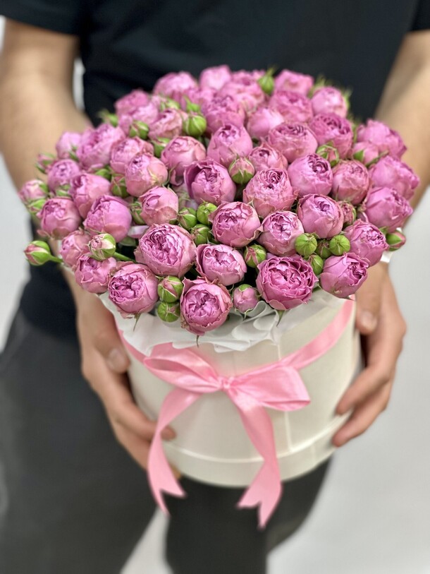 Кустовые розы в коробке, артикул F1346787 - 13189 рублей, доставка по городу. Flawery - доставка цветов