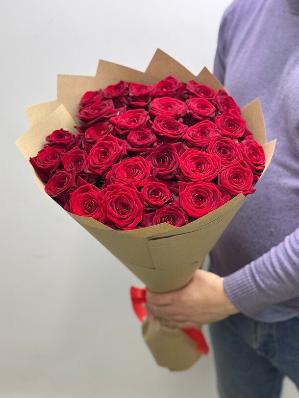 31 роза, артикул F1355748 - 9184 рублей, доставка по городу. Flawery - доставка цветов