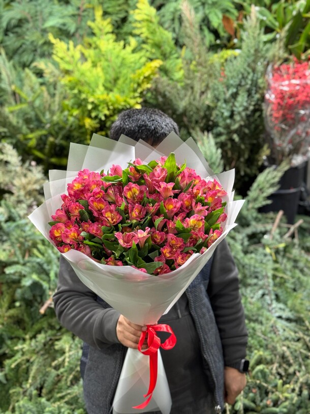 Букет альстромерии, артикул F1362501 - 8349 рублей, доставка по городу. Flawery - доставка цветов