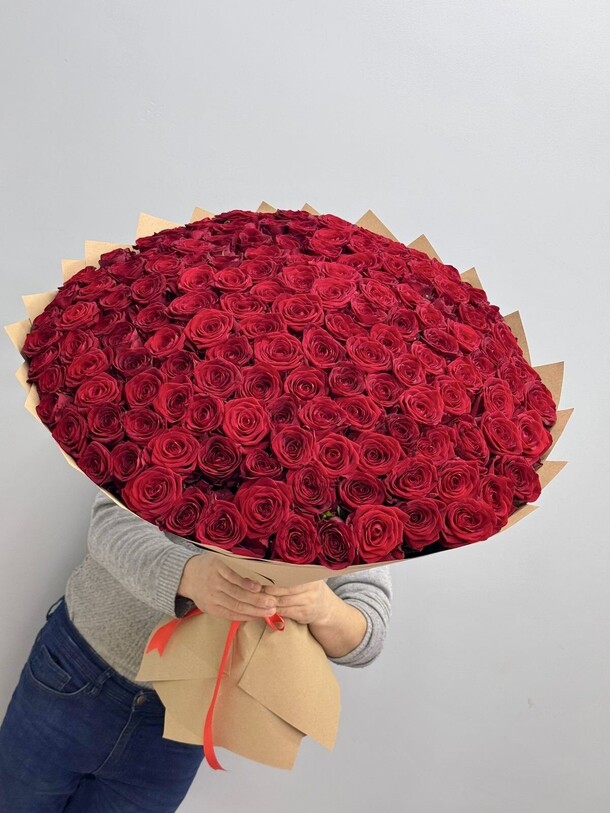 Розы 151шт, артикул F1367180 - 32890 рублей, доставка по городу. Flawery - доставка цветов