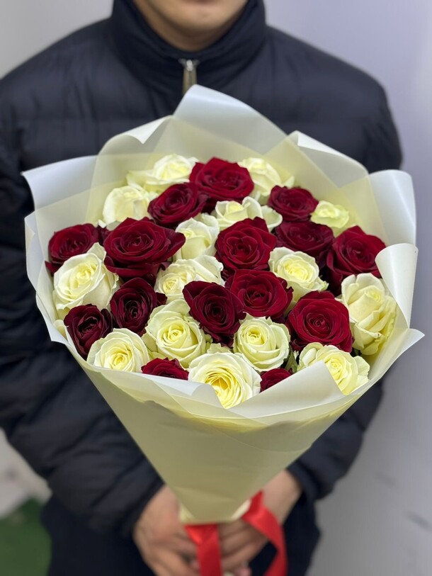 Розы 31шт, артикул F1370629 - 7590 рублей, доставка по городу. Flawery - доставка цветов