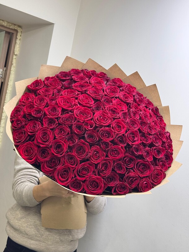 101 роза 70см, артикул F1370639 - 22869 рублей, доставка по городу. Flawery - доставка цветов