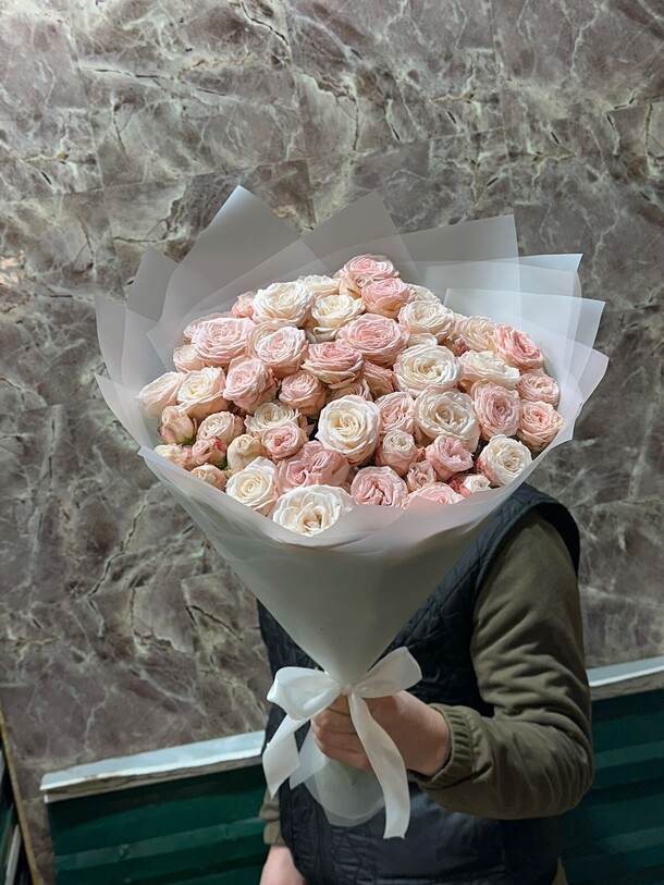 Кустовые розы, артикул F1377429 - 9790 рублей, доставка по городу. Flawery - доставка цветов