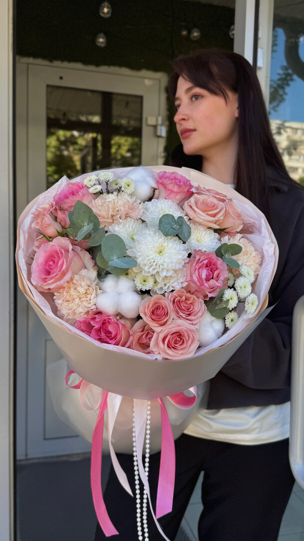 Шикарный букет с розами🩷, артикул F1464928 - 8635 рублей, доставка по городу. Flawery - доставка цветов