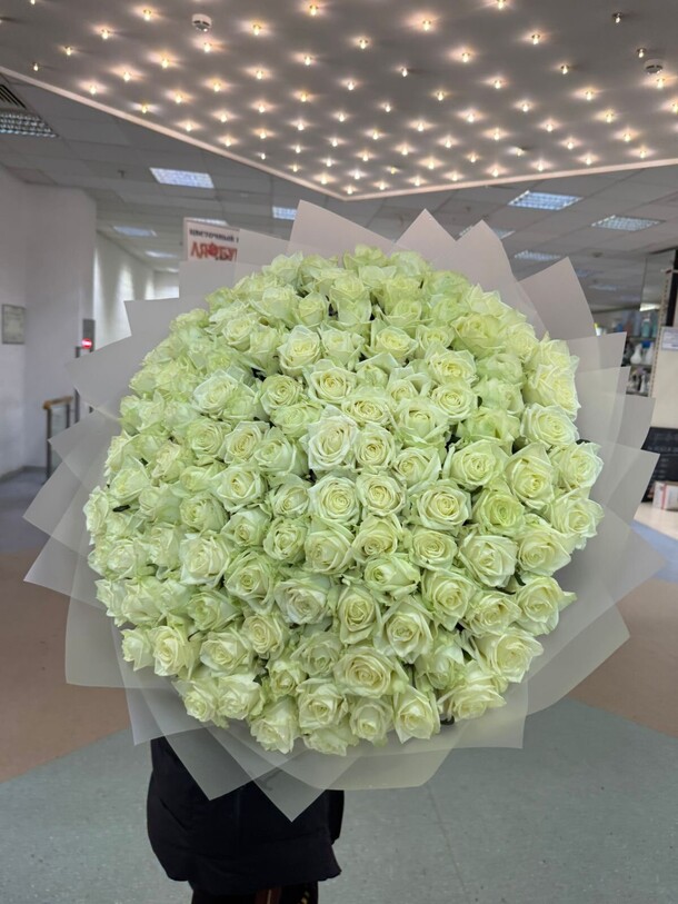 Букет 121 белая роза, артикул F1341059 - 47494 рублей, доставка по городу. Flawery - доставка цветов