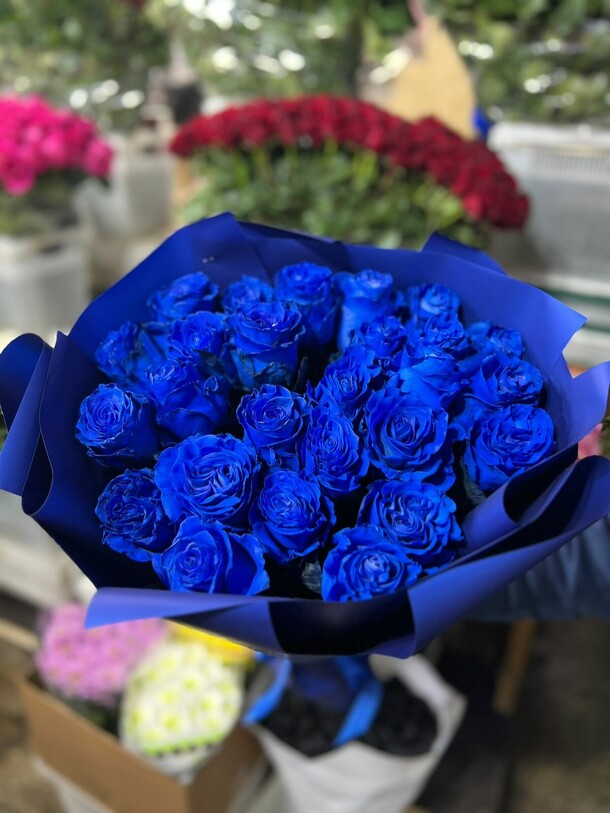 Букет из 25 синих роз эквадор, артикул F1341062 - 28974 рублей, доставка по городу. Flawery - доставка цветов